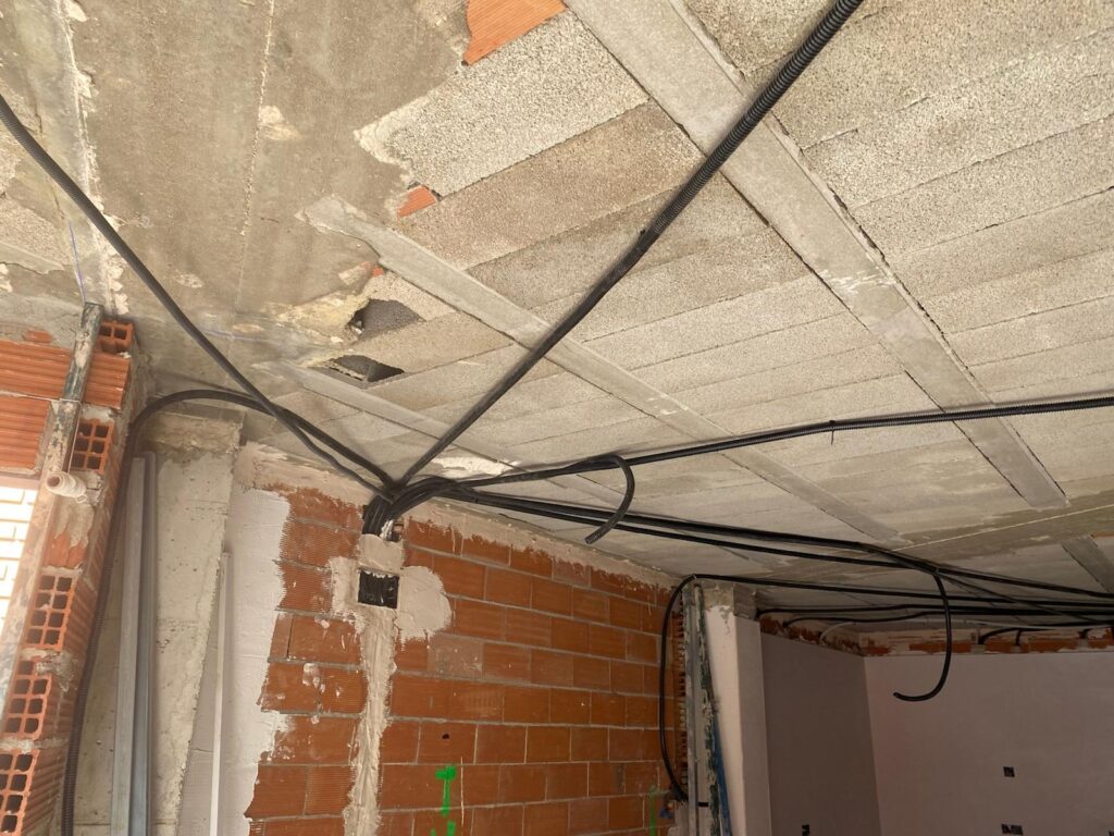 Instalación de cableado eléctrico en el techo de una vivienda en reforma en Valencia