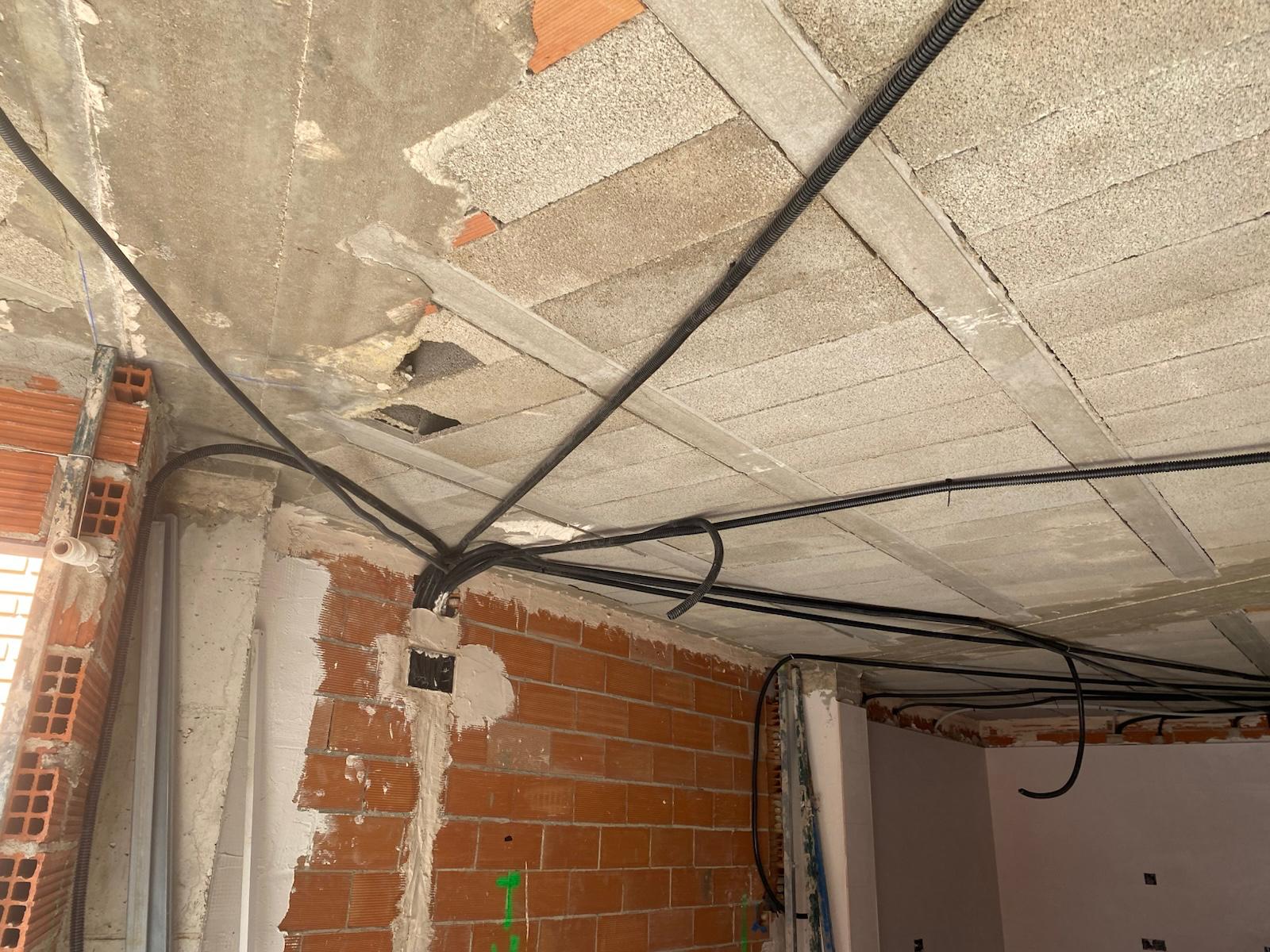 Instalación de cableado eléctrico en el techo de una vivienda en reforma en Valencia