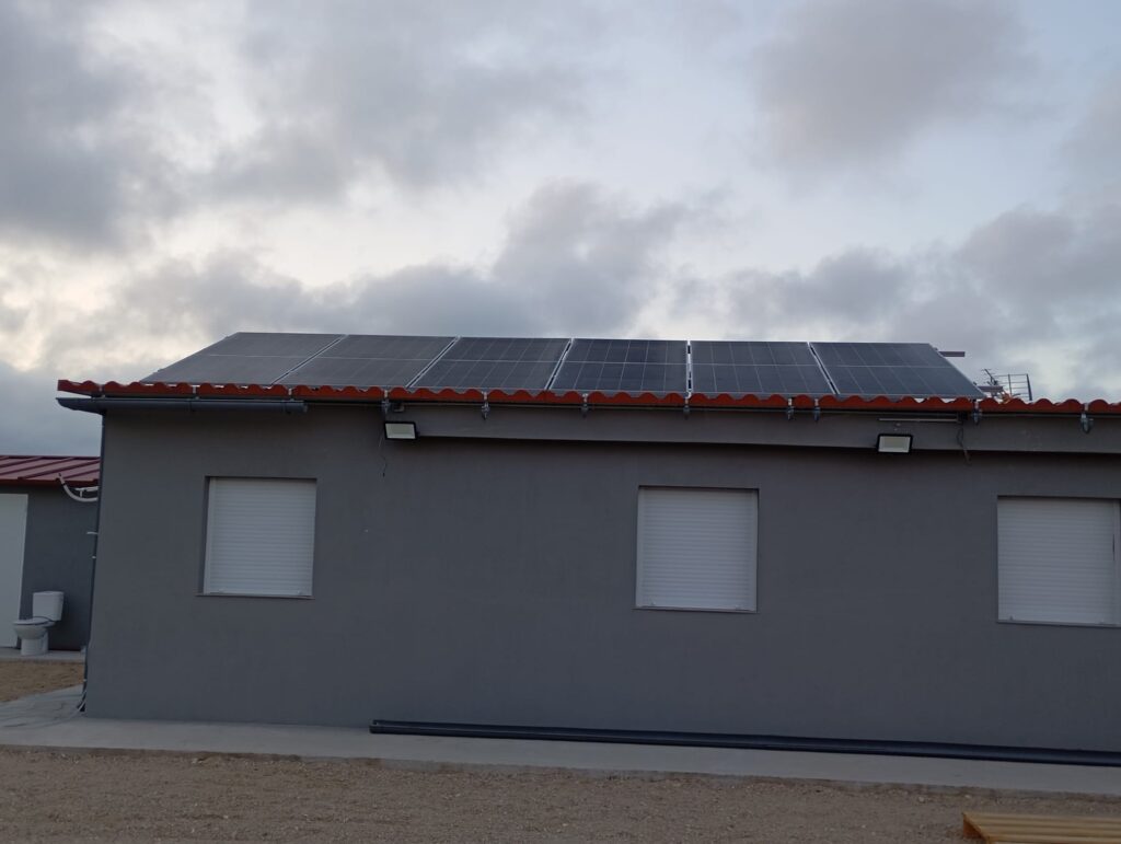 Paneles solares fotovoltaicos instalados en el tejado de un edificio para autoconsumo en Valencia