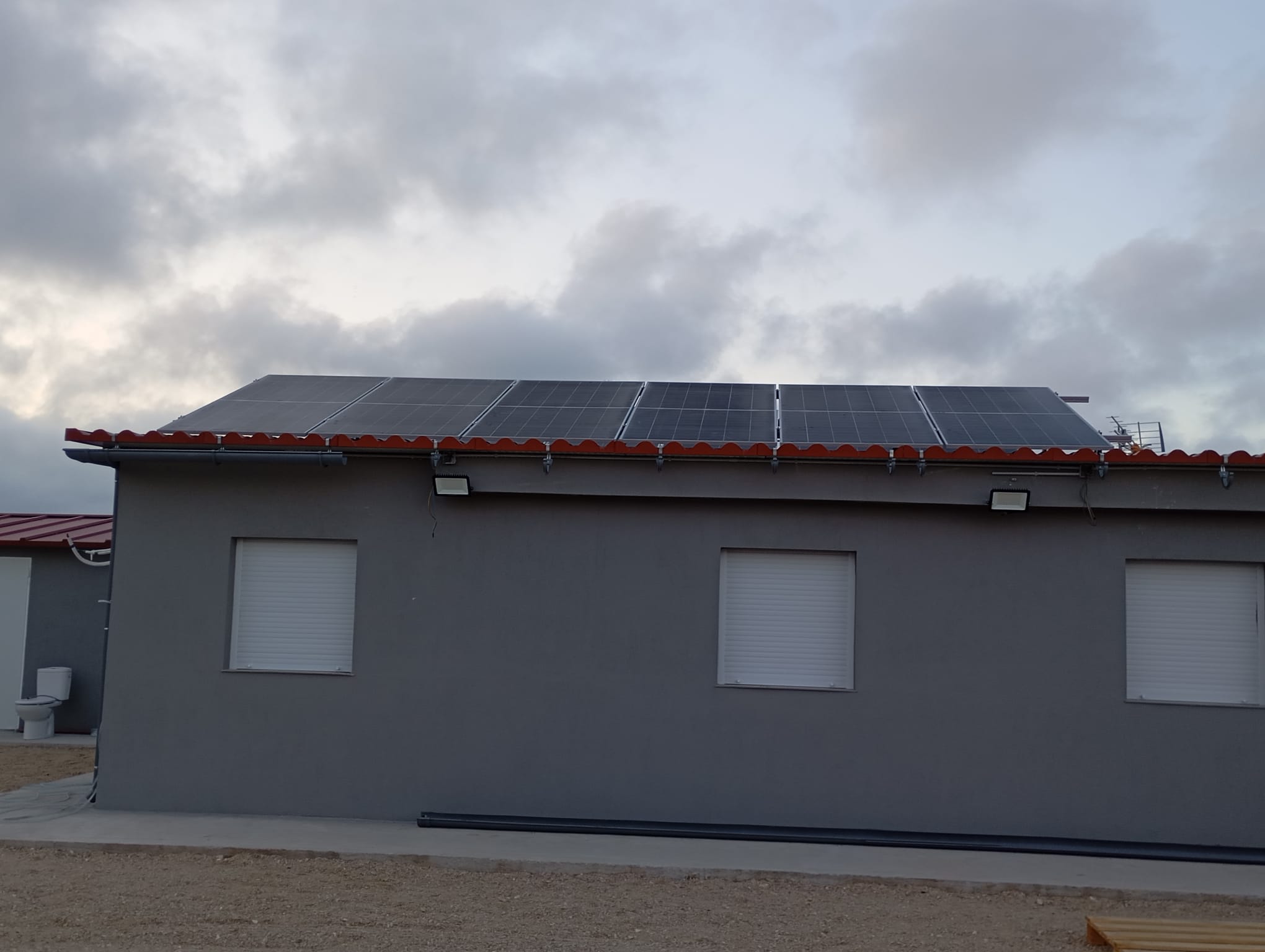 Paneles solares fotovoltaicos instalados en el tejado de un edificio para autoconsumo en Valencia