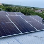 Instalación de paneles solares fotovoltaicos en tejado de vivienda en el campo de Valencia