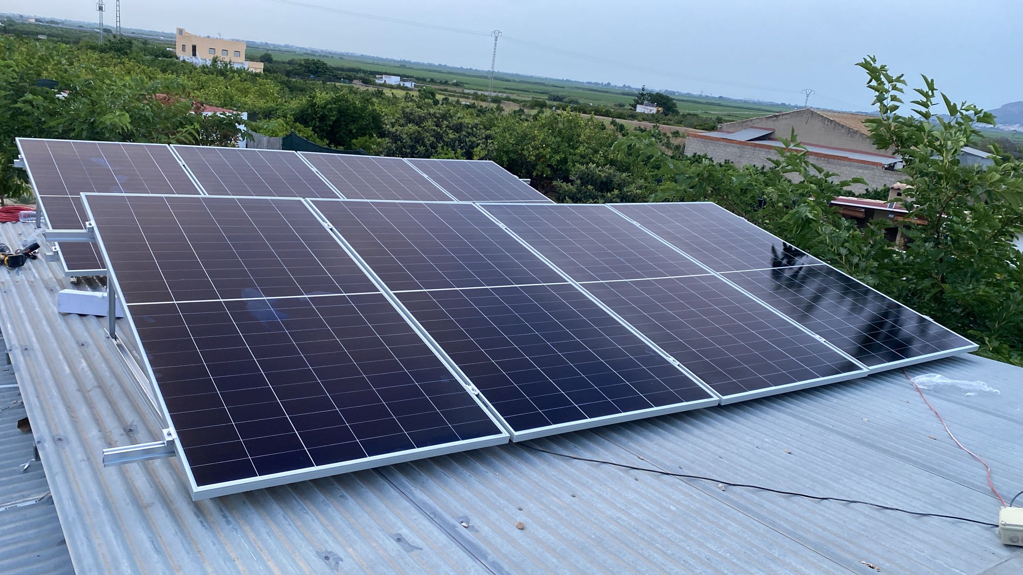 Instalación de paneles solares fotovoltaicos en tejado de vivienda en el campo de Valencia