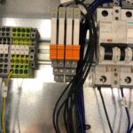 Detalle del montaje y cableado de un cuadro de control industrial con relés y Siemens en Valencia