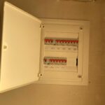 Cuadro de protección eléctrico con tapa abierta, mostrando magnetotérmicos en Valencia