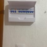 Cuadro de protección eléctrico finalizado y mecanismo moderno de interruptor en vivienda de Valencia