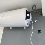 Termo eléctrico horizontal instalado por electricista en un balcón de Valencia