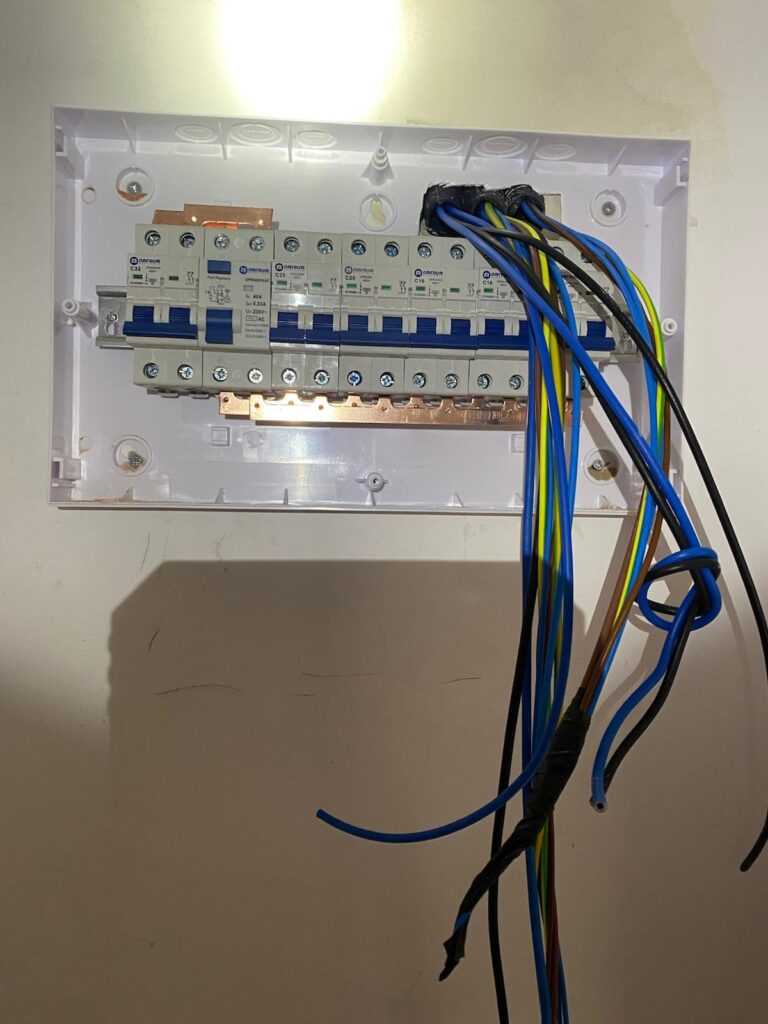 Detalle de instalación y reforma de cuadro de protección por electricista en Valencia