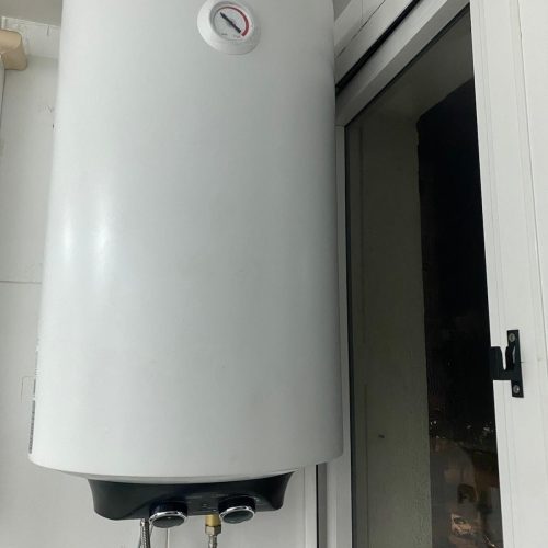 Instalación de termo eléctrico Corbero por electricista en cocina de Valencia