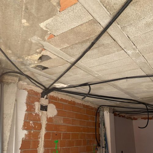 Instalación de cableado eléctrico en el techo de una vivienda en reforma en Valencia